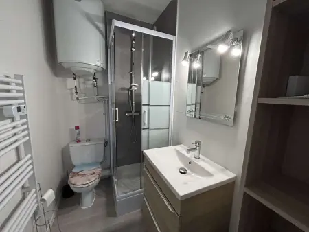 Studio rénové, 2 couchages, mer, commerces, 6e étage, TV, balcon, animaux admis - Photo 11