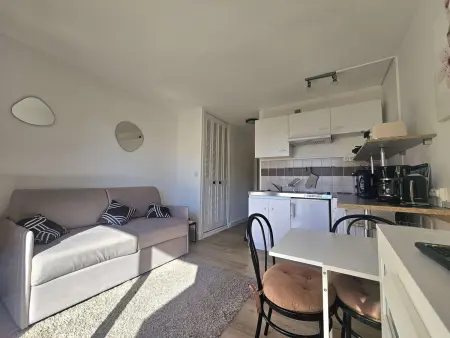 Studio lumineux avec balcon exposé sud, tout équipé et classé 2 étoiles. - Photo 2