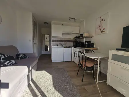 Studio lumineux avec balcon exposé sud, tout équipé et classé 2 étoiles. - Photo 4