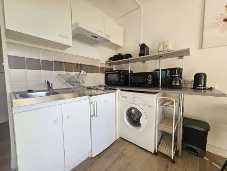Studio lumineux avec balcon exposé sud, tout équipé et classé 2 étoiles. - Photo 5
