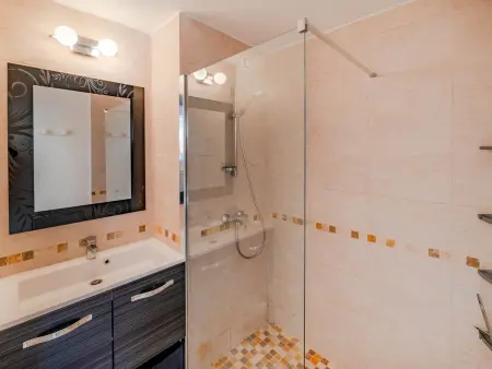 Studio en rez-de-jardin avec accès direct piscine et parking à Sète - Photo 5