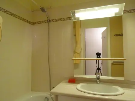 Studio pour 4 pers. à proximité des pistes avec balcon et parking - Photo 4