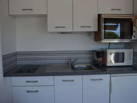 Studio cabine 4 pers. avec balcon, piscine, parking, accès direct plage - Grau-du-Roi - Photo 5