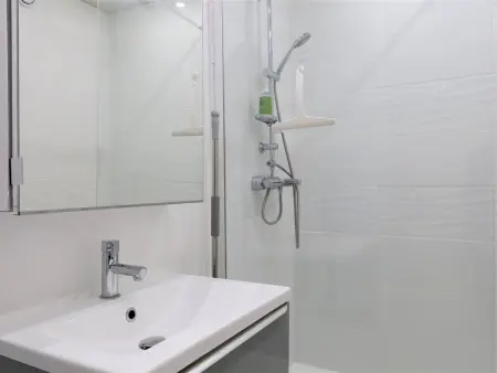 Bel appartement rénové face au port avec loggia et garage privé à Perros-Guirec - Photo 4