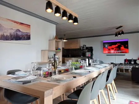 Appartement rénové chaleureux et moderne, 120m², 10-12 pers, accès direct aux pistes, stationnement inclus - Photo 1