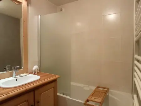 Appartement rénové chaleureux et moderne, 120m², 10-12 pers, accès direct aux pistes, stationnement inclus - Photo 13