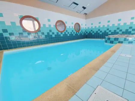 Appartement calme avec piscines chauffée et extérieure - Photo 12