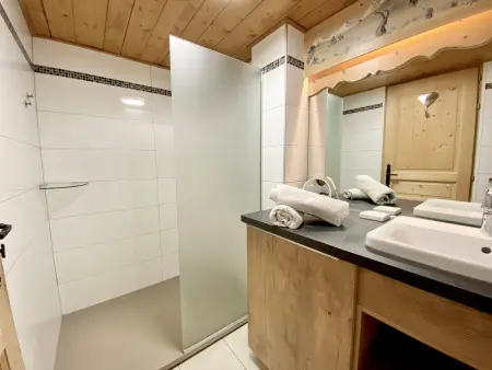 Appartement de charme au pied des pistes, centre des Gets, balcon et terrasse, 2 chambres, Wi-Fi gratuit - Photo 6