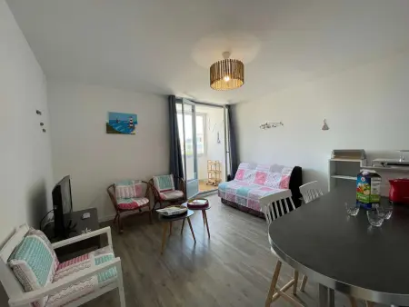 Appartement rénové à neuf, 4 couchages, balcon ensoleillé, parking privé, proche plage et commerces - Photo 1