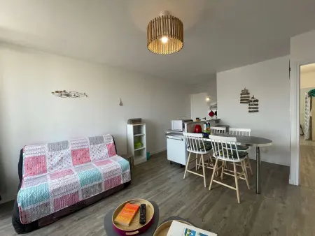 Appartement rénové à neuf, 4 couchages, balcon ensoleillé, parking privé, proche plage et commerces - Photo 2