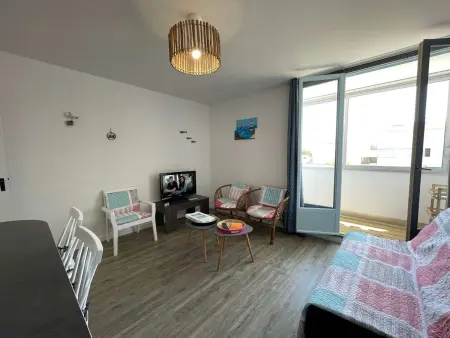 Appartement rénové à neuf, 4 couchages, balcon ensoleillé, parking privé, proche plage et commerces - Photo 3