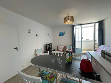 Appartement rénové à neuf, 4 couchages, balcon ensoleillé, parking privé, proche plage et commerces - Photo 4