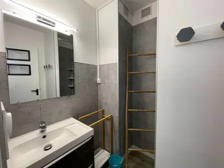 Appartement rénové à neuf, 4 couchages, balcon ensoleillé, parking privé, proche plage et commerces - Photo 10