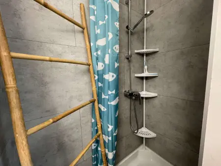 Appartement rénové à neuf, 4 couchages, balcon ensoleillé, parking privé, proche plage et commerces - Photo 11