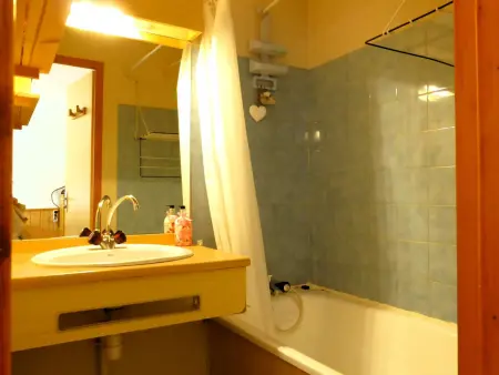 Appartement cosy à Arêches, 50m des pistes, terrasse ouest et piscine l'été - Photo 5