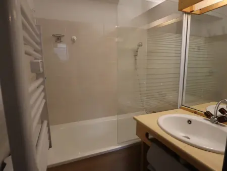 Appartement cosy 2 étoiles avec balcon et piscine – Idéal pour 4/5 pers. proche station de ski - Photo 5