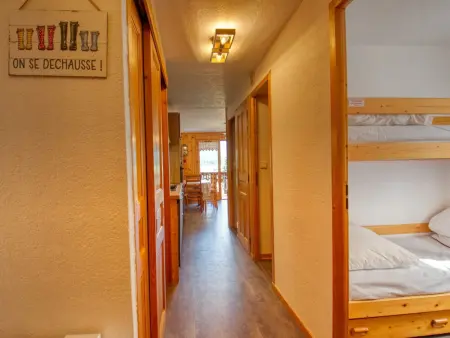 Appartement rénové, confortable, proche navettes, vue montagne - Photo 2