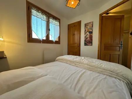 Appartement rénové, confortable, proche navettes, vue montagne - Photo 5