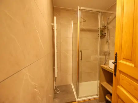 Appartement rénové, confortable, proche navettes, vue montagne - Photo 8