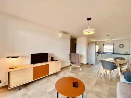 Appartement moderne 2 chambres, WiFi, Parking, climatisé, proche plage et centre - Photo 3