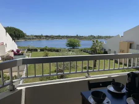 Deux pièces rénové avec terrasse, parking privé à Port Camargue - Photo 1