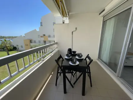 Deux pièces rénové avec terrasse, parking privé à Port Camargue - Photo 2