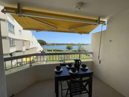 Deux pièces rénové avec terrasse, parking privé à Port Camargue - Photo 3