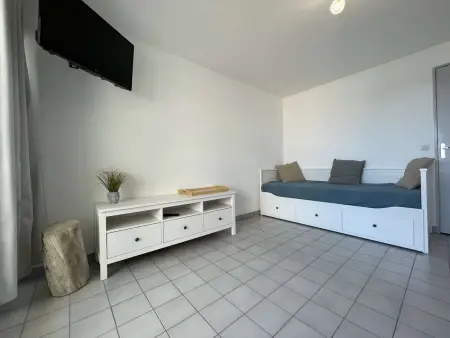 Deux pièces rénové avec terrasse, parking privé à Port Camargue - Photo 5