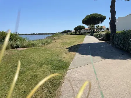 Deux pièces rénové avec terrasse, parking privé à Port Camargue - Photo 20