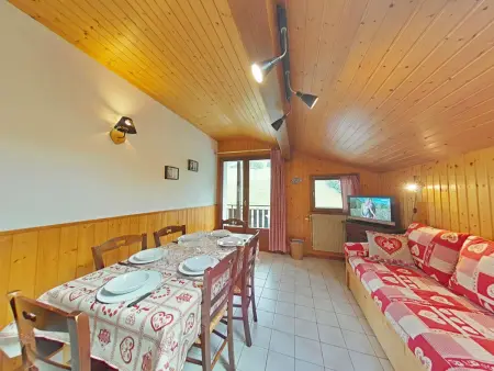 Appartement ensoleillé 2 étoiles, 6 couchages, proche pistes, balcon sud, navette ski - Photo 4