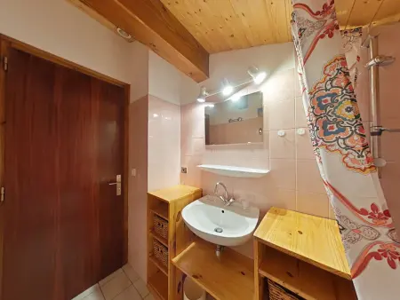 Appartement ensoleillé 2 étoiles, 6 couchages, proche pistes, balcon sud, navette ski - Photo 13