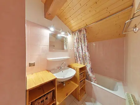 Appartement ensoleillé 2 étoiles, 6 couchages, proche pistes, balcon sud, navette ski - Photo 14