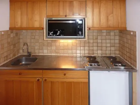 Studio skis aux pieds, balcon sud, idéalement situé, 4-6 couchages, proche animations et commerces - Photo 4