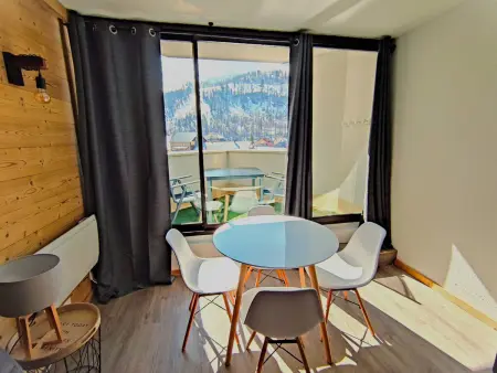 Appartement Rénové 2P avec Balcon Sud, Front de Neige, au Pied des Pistes - Photo 1
