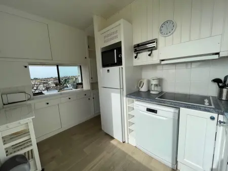 Appartement rénové avec tennis privé, parking et vue mer - Photo 9