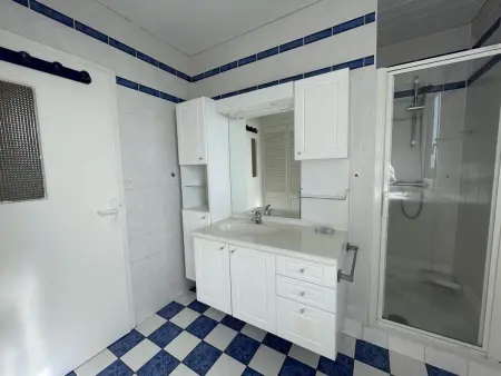 Appartement rénové avec tennis privé, parking et vue mer - Photo 17