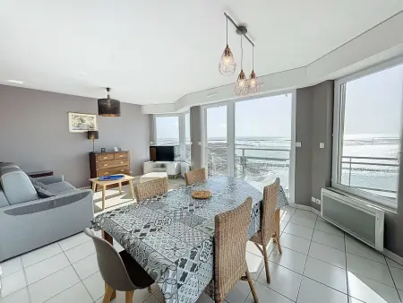 Bel appartement en front de mer avec balcon, parking et équipements modernes - Photo 1