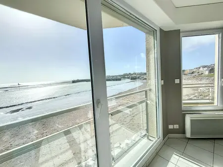 Bel appartement en front de mer avec balcon, parking et équipements modernes - Photo 3