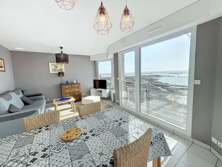 Bel appartement en front de mer avec balcon, parking et équipements modernes - Photo 4