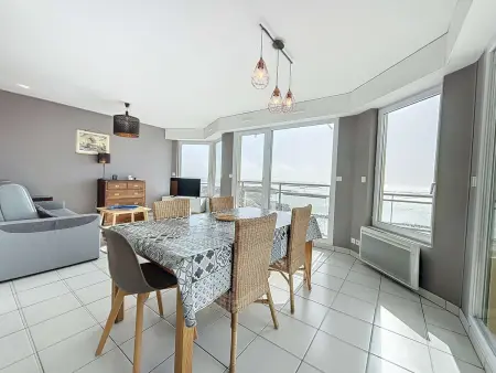 Bel appartement en front de mer avec balcon, parking et équipements modernes - Photo 6