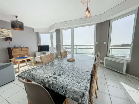 Bel appartement en front de mer avec balcon, parking et équipements modernes - Photo 7