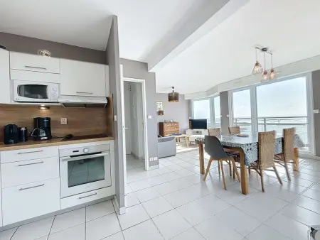 Bel appartement en front de mer avec balcon, parking et équipements modernes - Photo 9