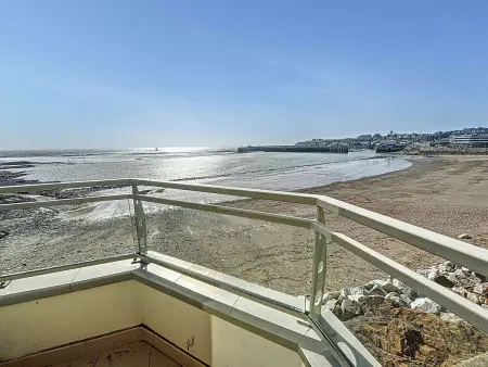 Bel appartement en front de mer avec balcon, parking et équipements modernes - Photo 11