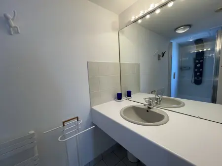 Bel appartement en front de mer avec balcon, parking et équipements modernes - Photo 15