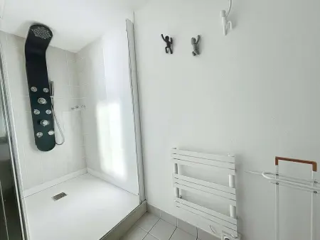 Bel appartement en front de mer avec balcon, parking et équipements modernes - Photo 16