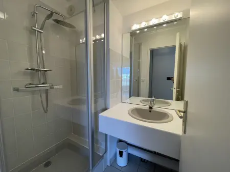 Bel appartement en front de mer avec balcon, parking et équipements modernes - Photo 17