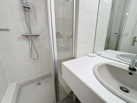 Bel appartement en front de mer avec balcon, parking et équipements modernes - Photo 18