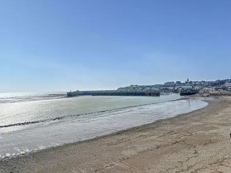 Bel appartement en front de mer avec balcon, parking et équipements modernes - Photo 20