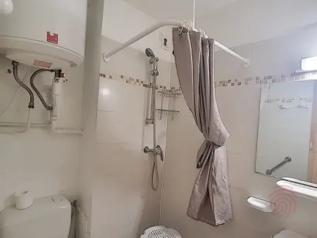 Charmant appartement avec terrasse, parking gratuit et animaux acceptés, proche des thermes à Lamalou - Photo 7