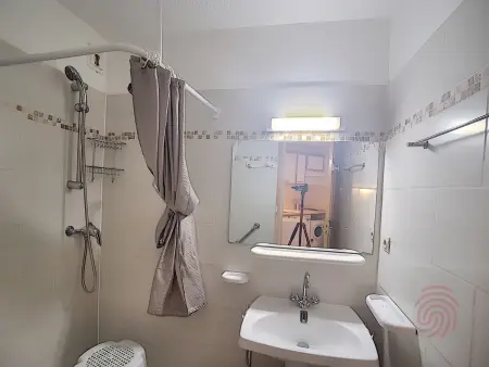 Charmant appartement avec terrasse, parking gratuit et animaux acceptés, proche des thermes à Lamalou - Photo 8